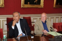 Da sinistra: Hector Sommerkamp, presidente dell'Associazione per la Cooperazione Italo Peruviana di Trieste, e il prof. Juan Octavio Prenz, rispettivamente della Giuria della Sezione Contemporanea e del Premio Malvinas